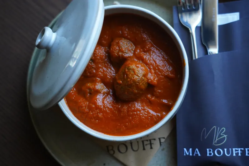 Verse bereiding in tomatensaus, geserveerd in een potje bij Ma Bouffe